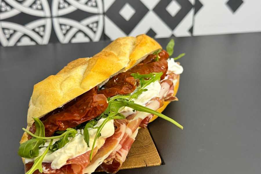 Panino Capocollo: capocollo di Martina Franca, stracciatella, pomodori secchi e rucola