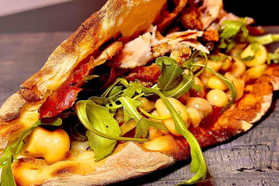 Porcherotto Angelica: panzerotto alla porchetta con ketchup, funghi sott'olio, rucola e patate al forno